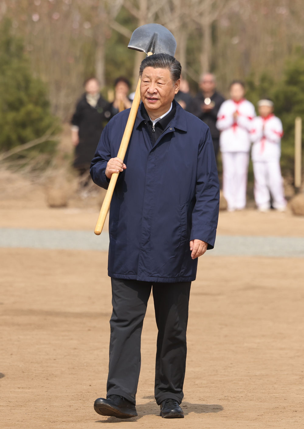 2024年4月3日，黨和國家領(lǐng)導(dǎo)人習(xí)近平、李強(qiáng)、趙樂際、王滬寧、蔡奇、丁薛祥、李希、韓正等來到北京市通州區(qū)潞城鎮(zhèn)參加首都義務(wù)植樹活動(dòng)。這是習(xí)近平扛起鐵鍬走向植樹地點(diǎn)。新華社記者 龐興雷 攝