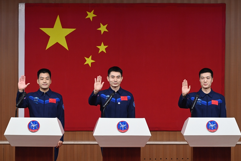 2024年月24日，神舟十八號(hào)載人飛行任務(wù)航天員葉光富（中）、李聰（右）、李廣蘇在酒泉衛(wèi)星發(fā)射中心問天閣與媒體記者集體見面。