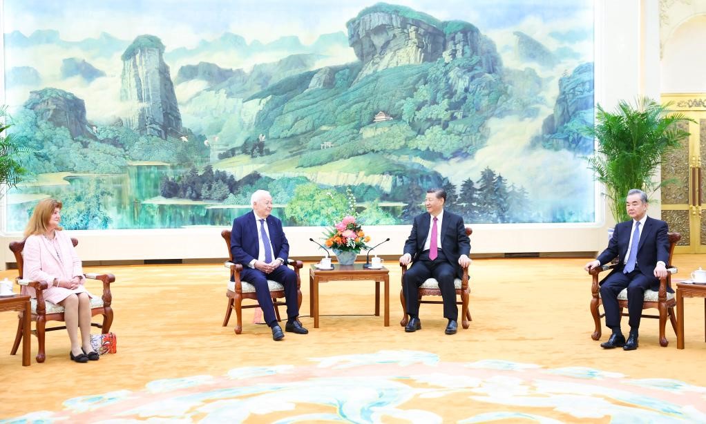 2024年4月8日，國(guó)家主席習(xí)近平在北京人民大會(huì)堂會(huì)見(jiàn)法國(guó)梅里?；饡?huì)主席梅里埃夫婦。新華社記者 黃敬文 攝