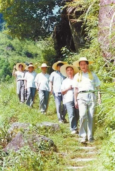 1989年7月，習(xí)近平在壽寧縣山村。
