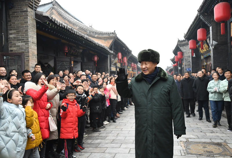 2022年1月27日，習近平總書記在平遙古城向現(xiàn)場群眾揮手致意。