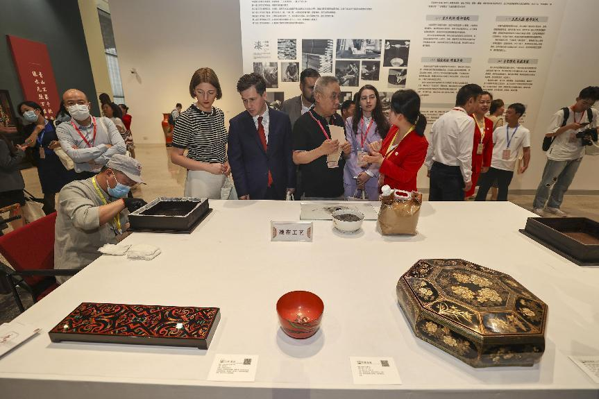 2023年5月28日，北京，推光漆器匠人為駐華使節(jié)展示技藝。