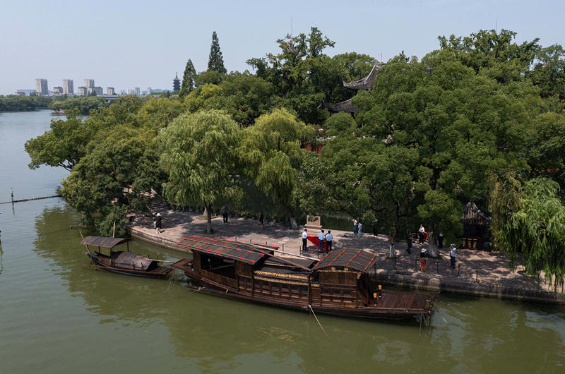 2022年7月27日，南湖紅船停靠在浙江省嘉興市南湖旅游區(qū)的湖心島旁。