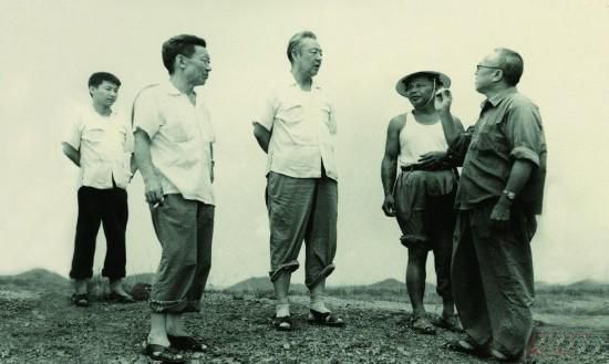 1978年8月，習(xí)仲勛（左三）在廣東惠陽農(nóng)村調(diào)研。在清華大學(xué)讀書的習(xí)近平（左一）利用暑假時間參加社會實踐，隨同父親一起下鄉(xiāng)。