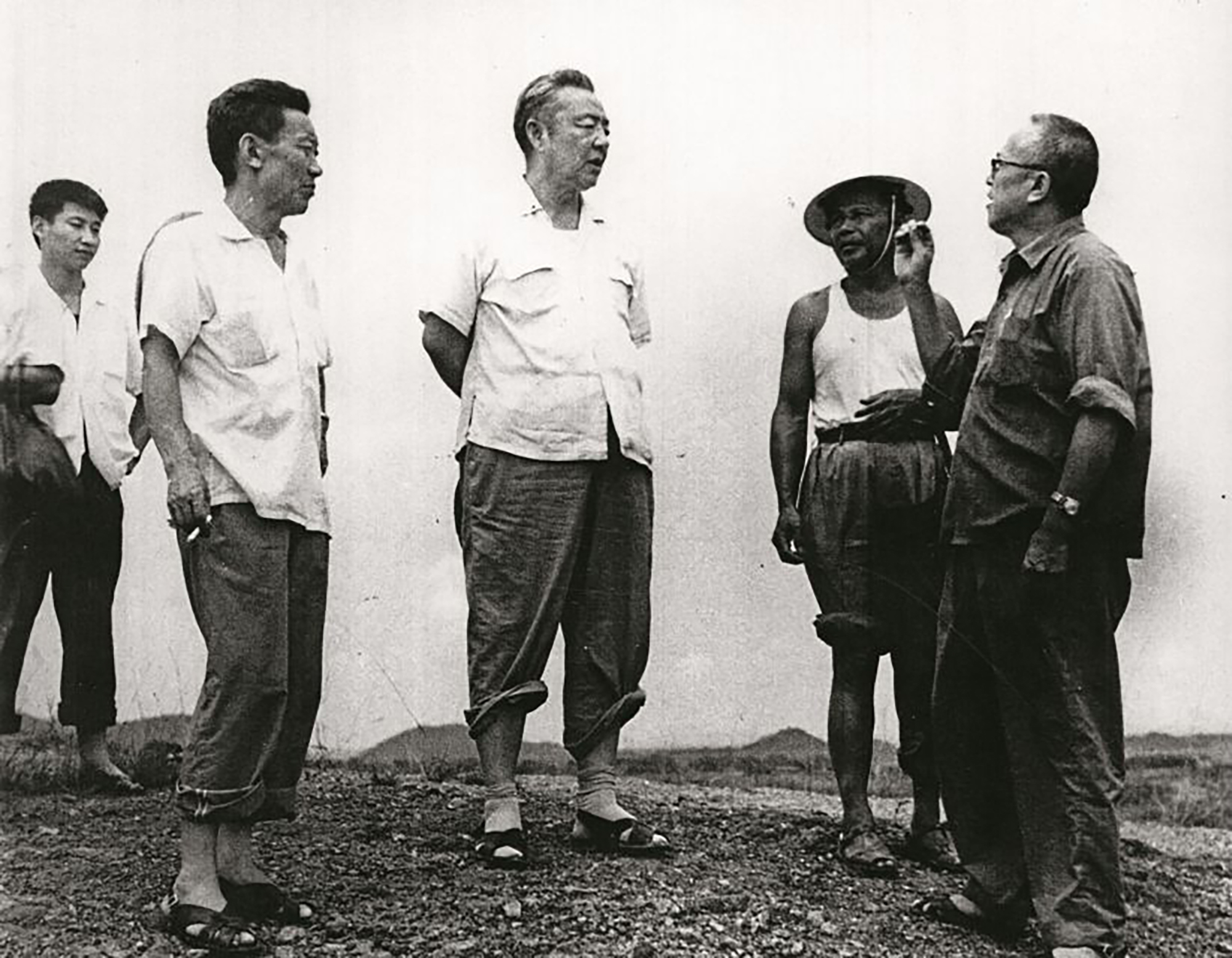 1978年8月5日，習仲勛（中）在廣東惠陽地區(qū)調(diào)研。左二為廣東省委農(nóng)村工作部副部長杜瑞芝，右一為惠陽地委書記李富林。 左一為當時正在清華大學暑期的習近平。