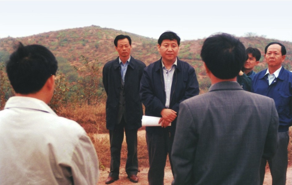 1999年11月，習(xí)近平在龍巖市長汀縣河田水土流失治理區(qū)調(diào)研。圖源：《習(xí)近平在福建（下）》