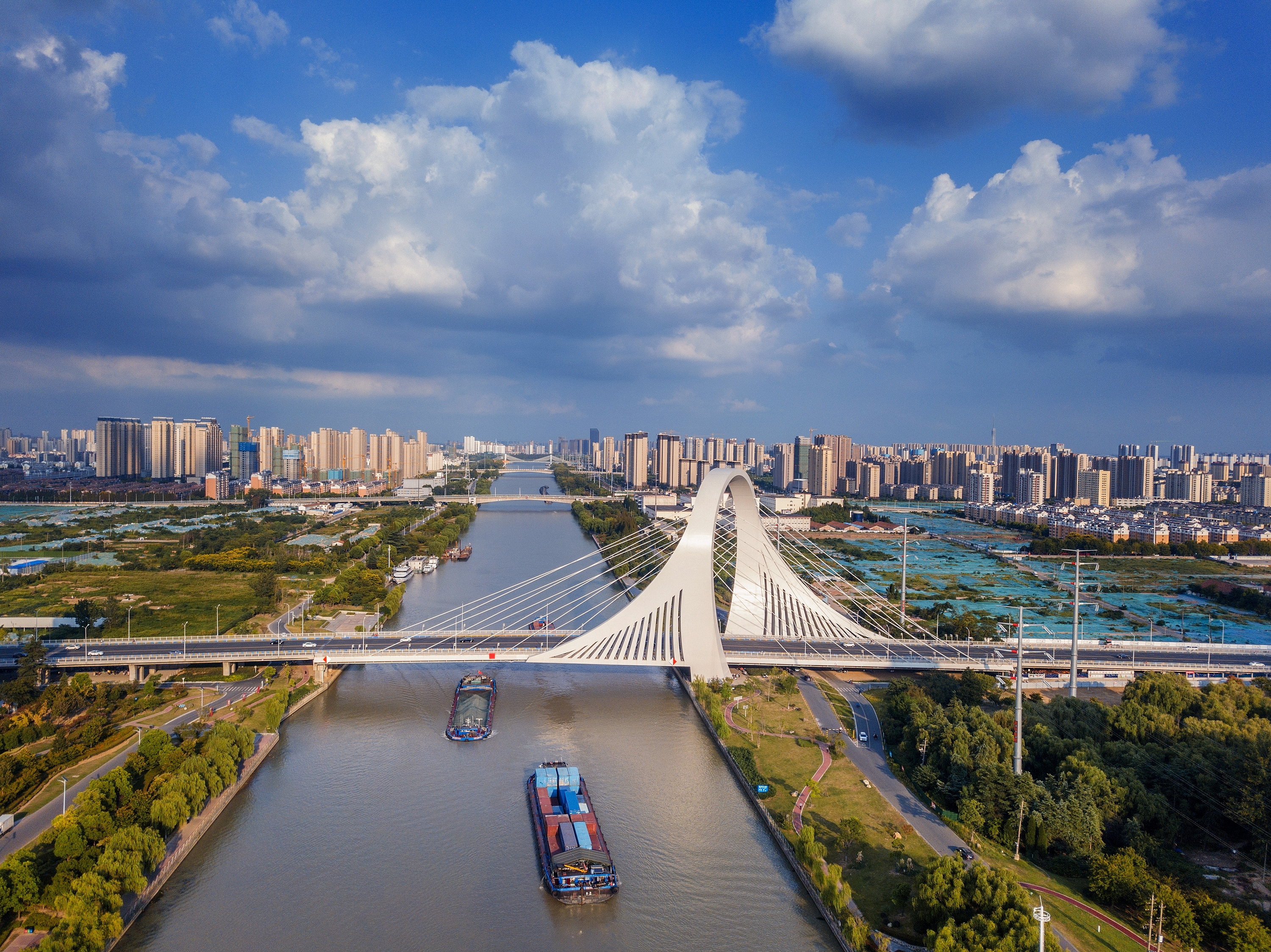 2022年9月12日，幾艘船舶行駛在江蘇淮安運河大橋附近。
