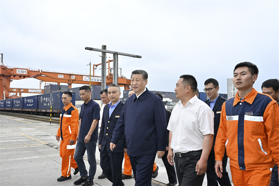 2024年4月22日至24日，中共中央總書記、國家主席、中央軍委主席習(xí)近平在重慶考察。這是22日下午，習(xí)近平在重慶國際物流樞紐園區(qū)重慶鐵路集裝箱中心站，同貨車司機、列車司機、裝卸工人、場站管理人員等親切交流。新華社記者 岳月偉 攝