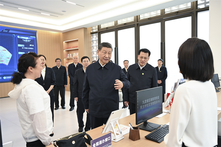 2024年4月22日至24日，中共中央總書記、國家主席、中央軍委主席習(xí)近平在重慶考察。這是22日下午，習(xí)近平在九龍坡區(qū)謝家灣街道民主村社區(qū)考察。新華社記者 謝環(huán)馳 攝