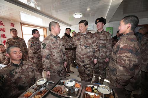 2014年1月26日中午，習(xí)近平來到連隊(duì)食堂，同戰(zhàn)士們一起用餐。新華社記者 李剛 攝