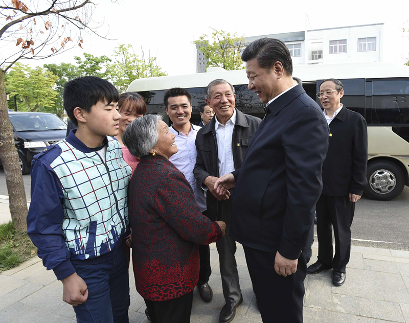 2016年4月25日，習(xí)近平在安徽省滁州市鳳陽(yáng)縣小崗村看望當(dāng)年大包干帶頭人嚴(yán)金昌（右三）一家。