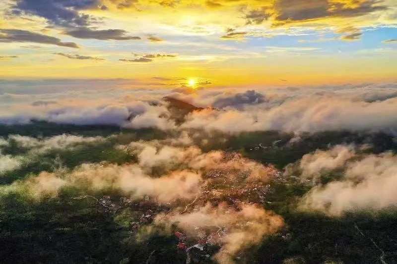 圖為云霧繚繞的軍營村，群山盡翠，紅瓦掩映。廈門市委宣傳部供圖