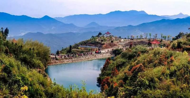 圖為游客們到軍營村七彩池欣賞美景。廈門市委宣傳部供圖