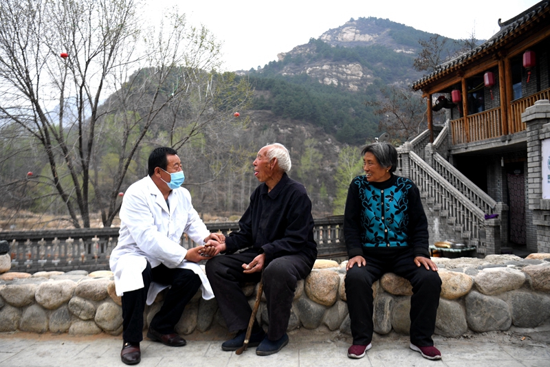 2020年4月15日，在河北阜平縣龍泉關鎮(zhèn)駱駝灣村，村醫(yī)霍建國為村民把脈。