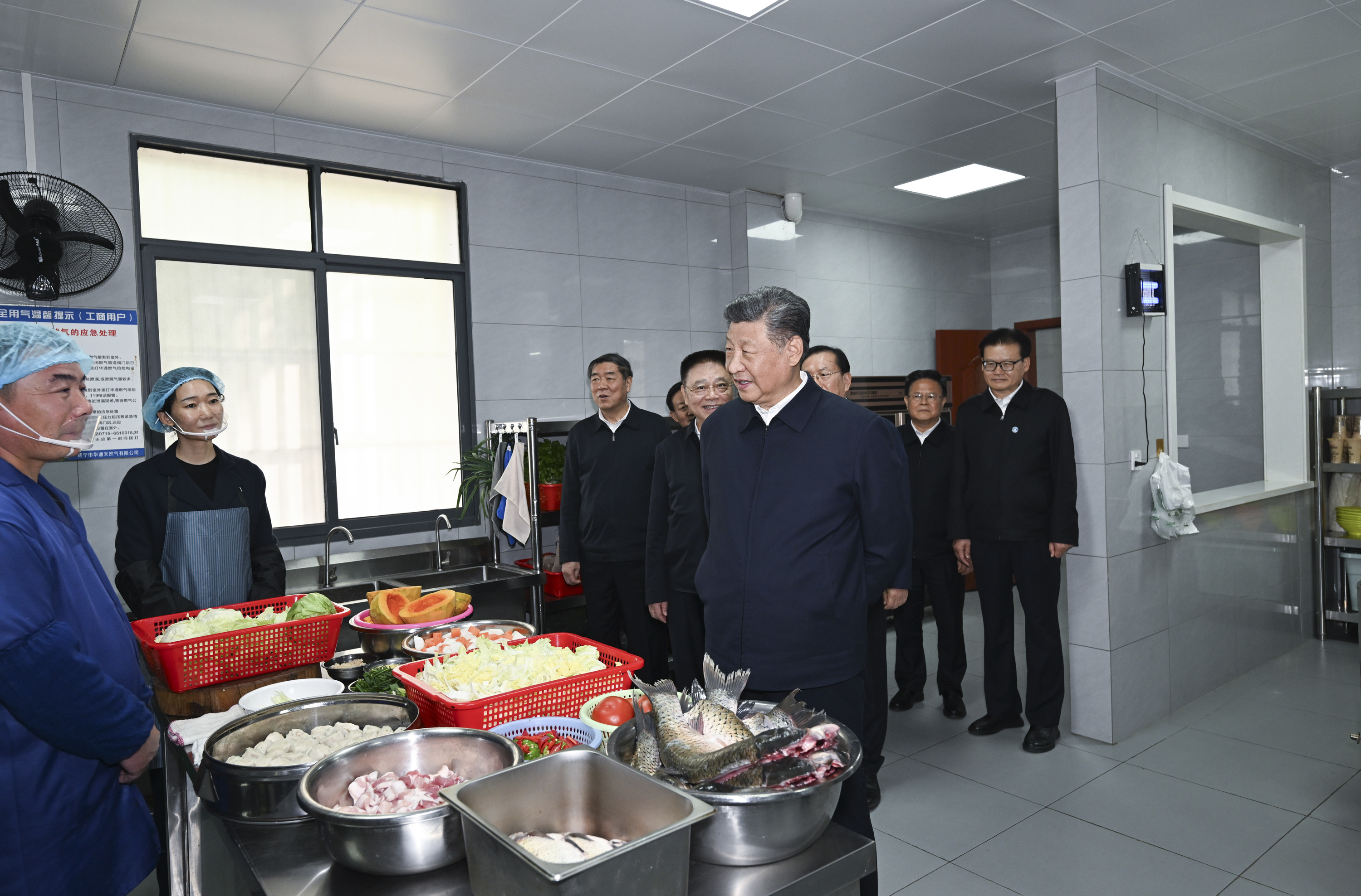 2024年11月5日，習(xí)近平總書記在湖北省咸寧市嘉魚縣潘家灣鎮(zhèn)四邑村考察。