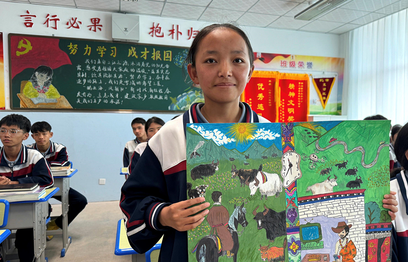 果洛西寧民族中學學生尼東拉毛在主題思政課上展示表現(xiàn)現(xiàn)代化家鄉(xiāng)的作品。