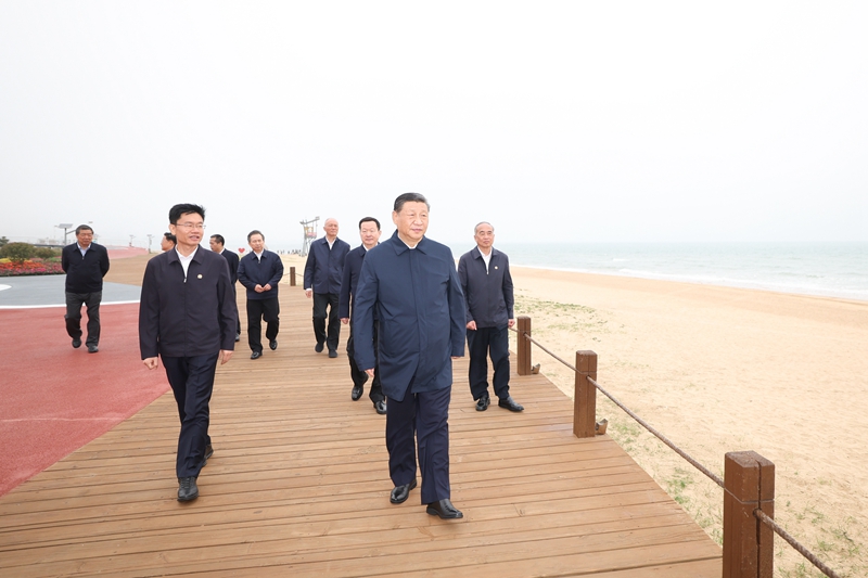 2024年5月22日，習(xí)近平總書(shū)記在山東日照陽(yáng)光海岸綠道考察。