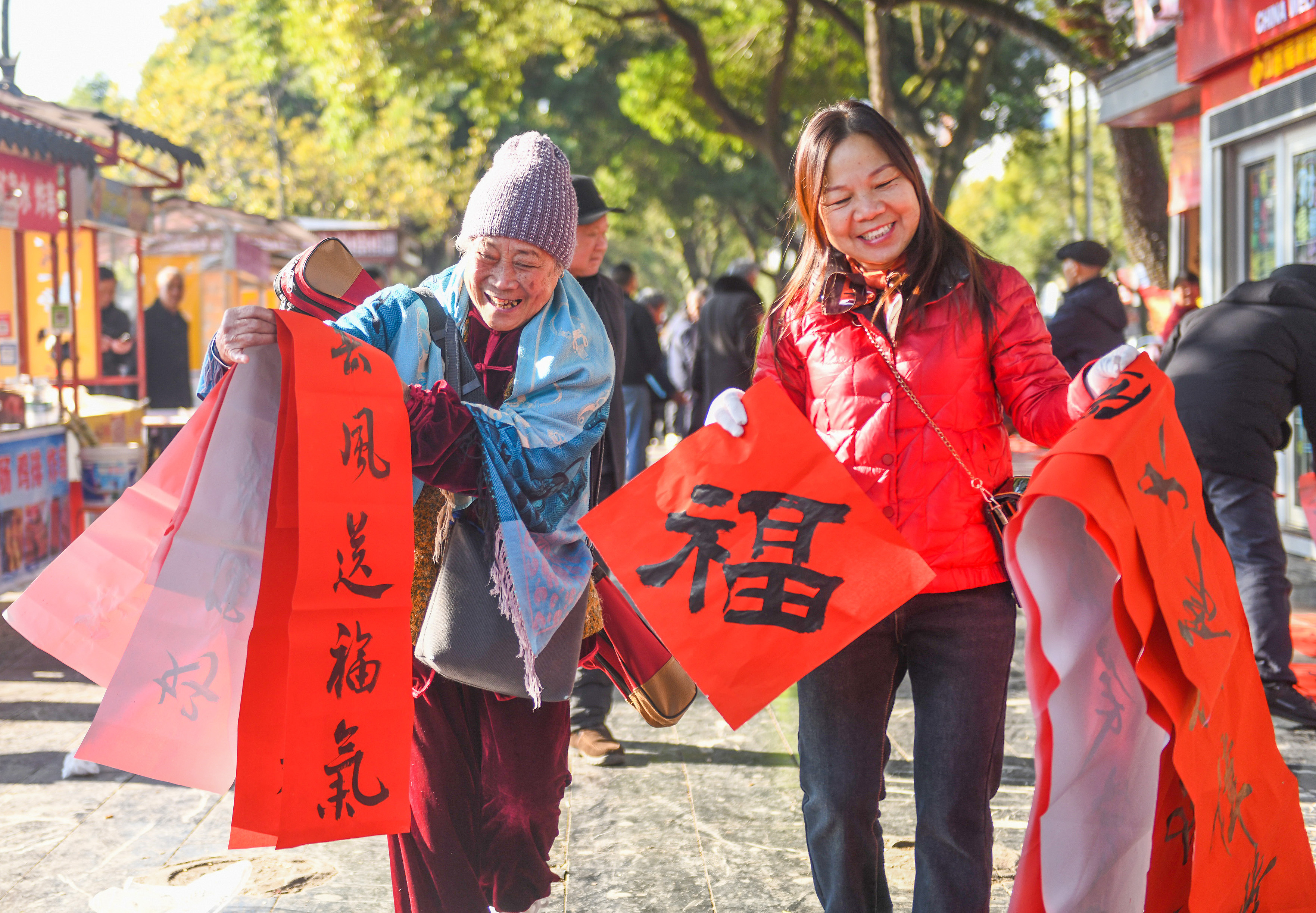 2025年1月13日，在湖南省永州市道縣西洲公園義工崗?fù)ぃ忻駛冾I(lǐng)到了書(shū)法志愿者為大家書(shū)寫的春聯(lián)。