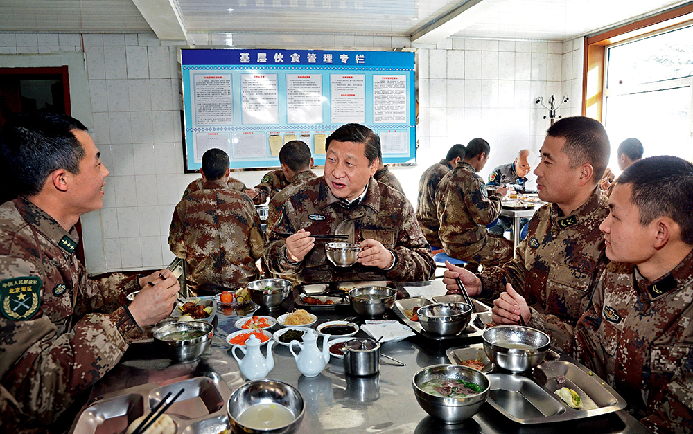 2014年1月26日，習(xí)近平主席專程來到內(nèi)蒙古軍區(qū)邊防某部，親切看望慰問戍邊官兵。這是在連隊食堂，習(xí)近平主席同戰(zhàn)士們一起用餐。