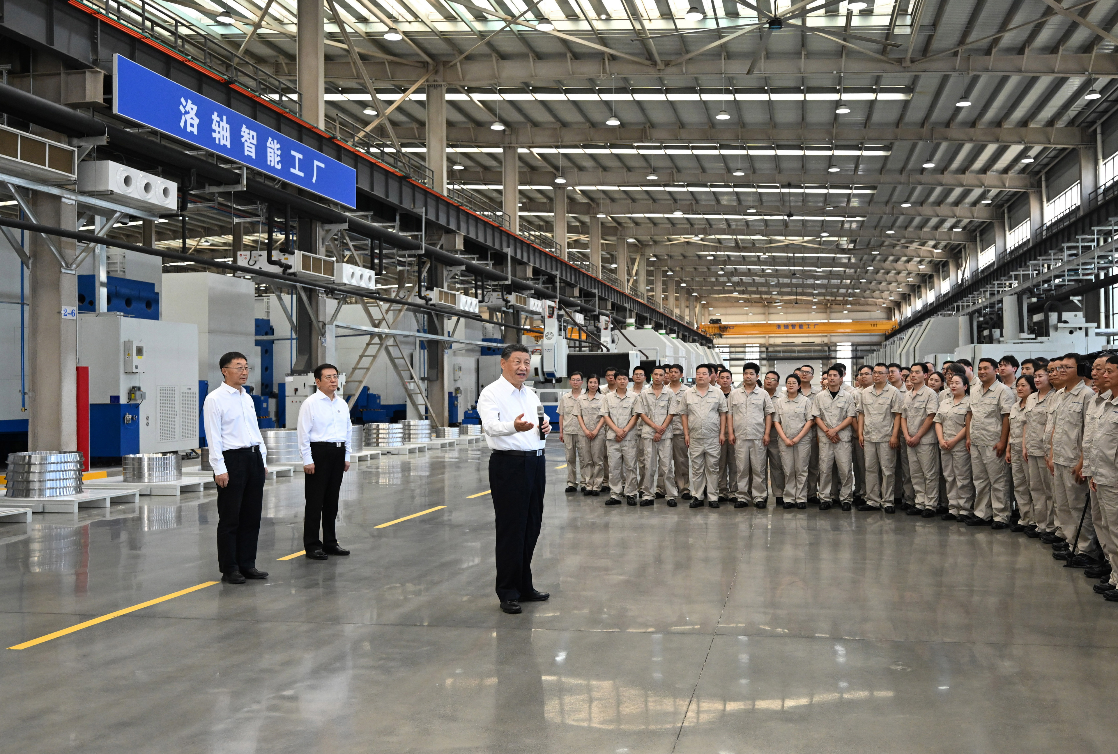 5月19日至20日，中共中央總書記、國家主席、中央軍委主席習(xí)近平在河南考察。這是19日下午，習(xí)近平在洛陽軸承集團(tuán)股份有限公司智能工廠考察時(shí)，同企業(yè)職工親切交流。新華社記者 燕雁 攝