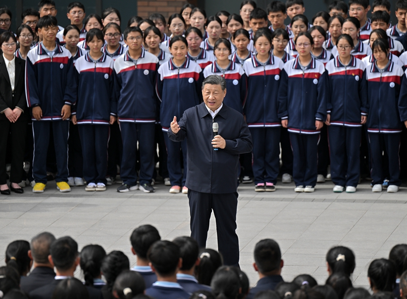 2024年6月18日，習近平總書記在青海果洛西寧民族中學考察時，同師生們親切交流。