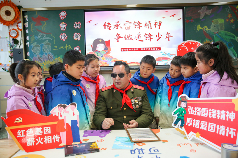 2025年3月3日，江蘇南通如皋市安定小學里，傷殘軍人許波銀在思政小課堂上向學生講述雷鋒故事。