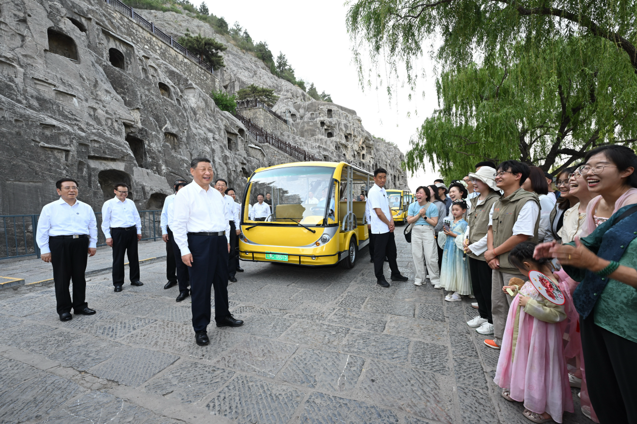 5月19日，習(xí)近平在洛陽龍門石窟考察時(shí)，同游客親切交流。