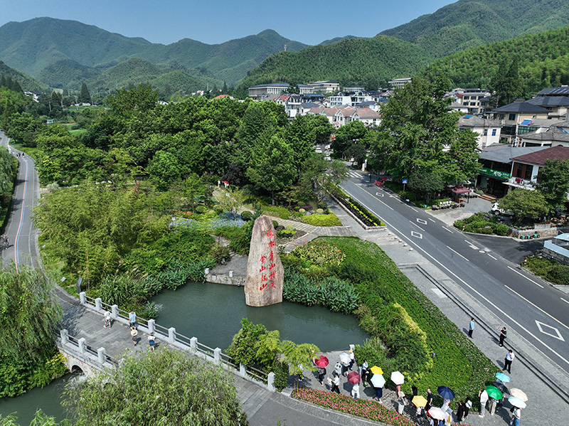 2023年8月11日，游客在浙江安吉余村參觀。