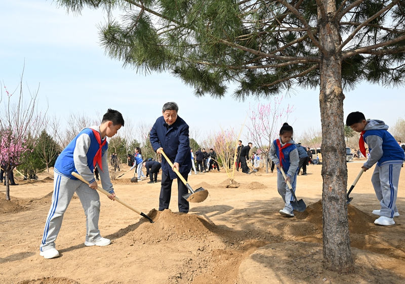 2025年4月3日，習(xí)近平總書記來到北京豐臺區(qū)永定河畔參加首都義務(wù)植樹活動。