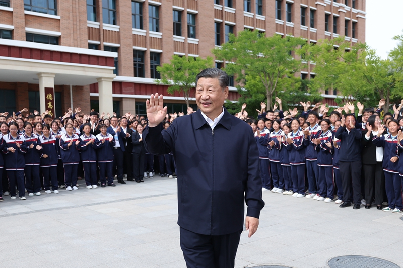 2024年6月18日，習(xí)近平總書(shū)記在青海果洛西寧民族中學(xué)考察時(shí)，向師生們揮手致意。