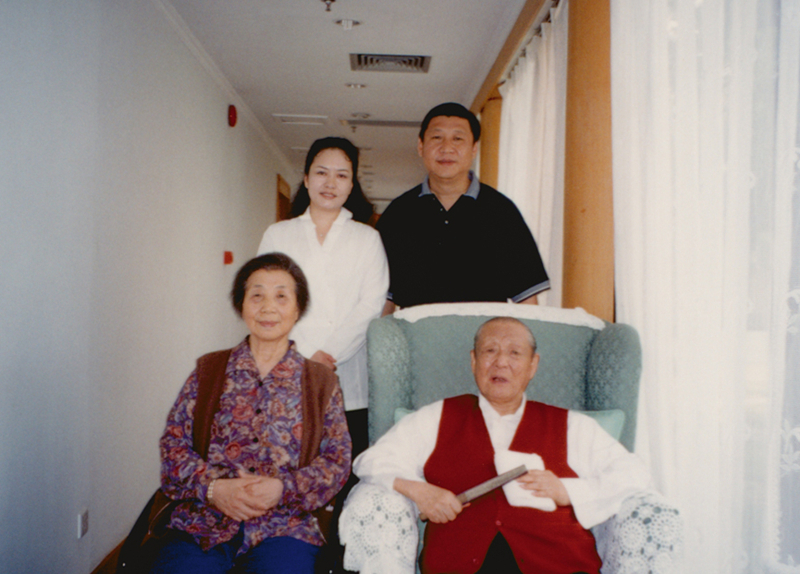 習(xí)近平與夫人彭麗媛同父親習(xí)仲勛、母親齊心的合影。
