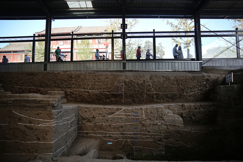 2019年9月7日，人們透過玻璃幕墻看開元寺南廣場遺址考古現(xiàn)場。