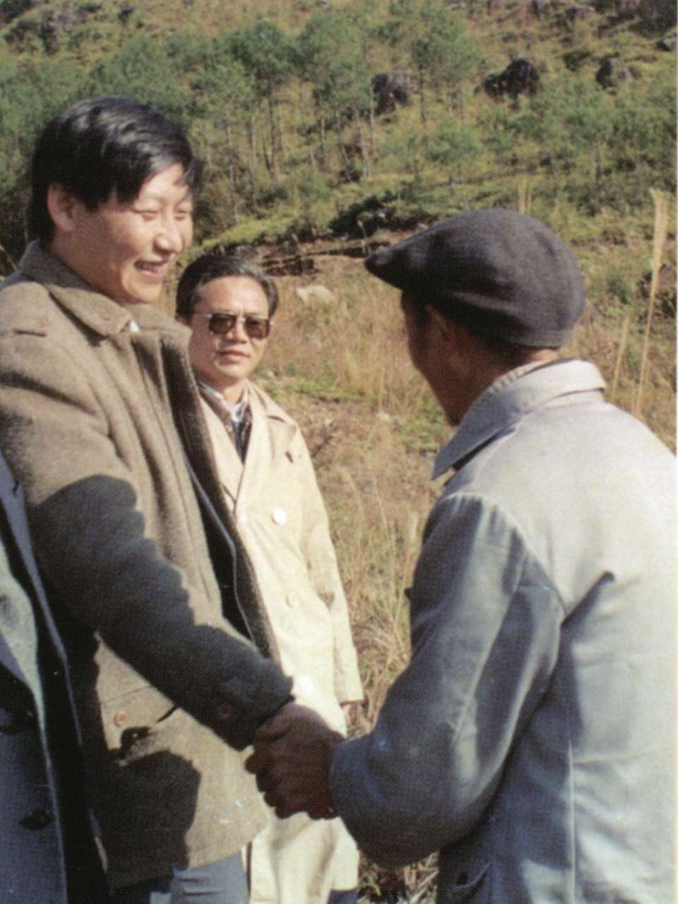 1989年1月，習近平到周寧縣走訪種林專業(yè)戶。（圖源：《習近平在寧德》）