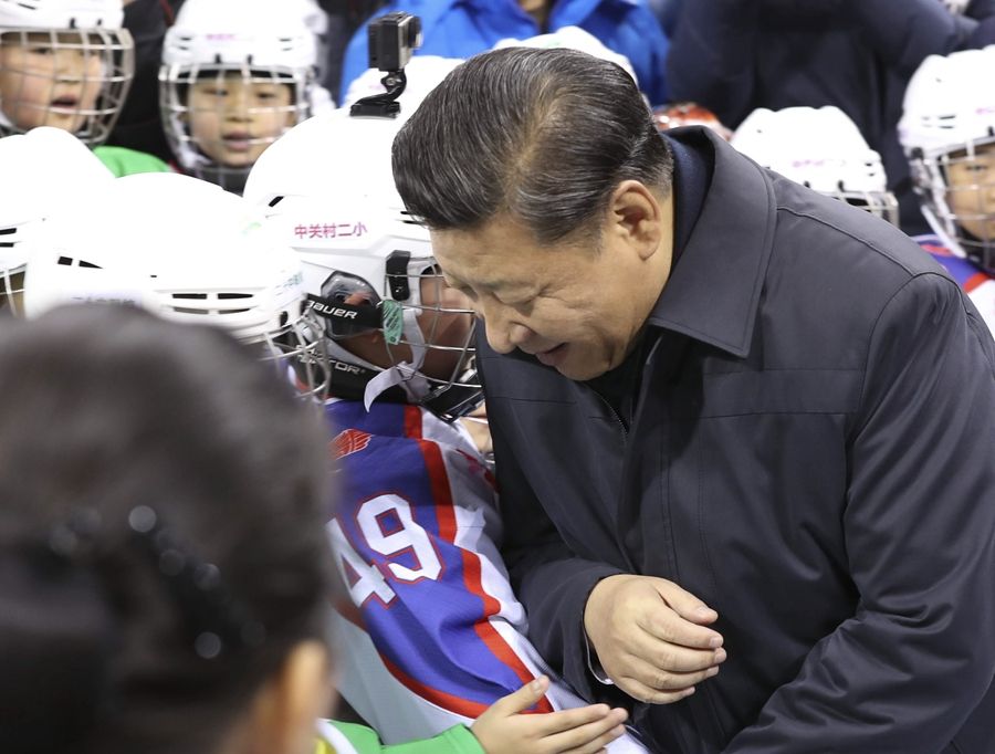 2017年2月24日，習(xí)近平總書記在北京五棵松體育中心考察時同青少年冰球愛好者“撞肩”，表示相互問候。