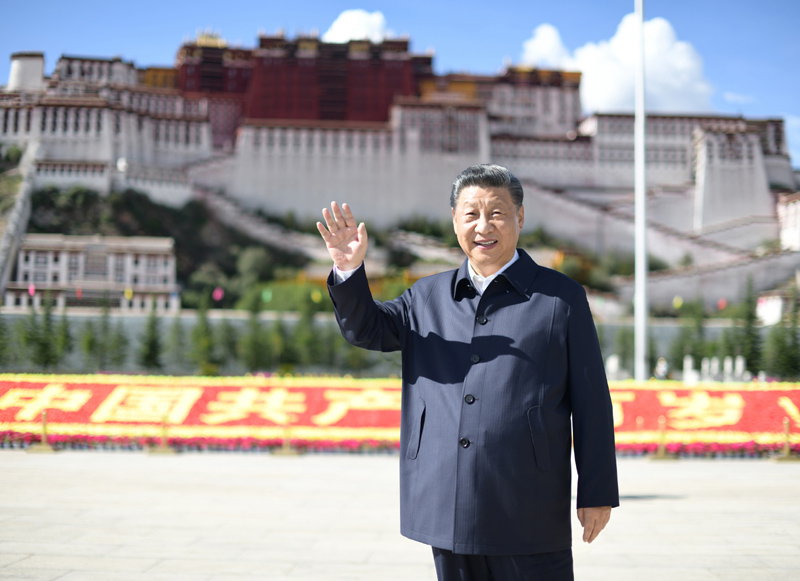 2021年7月22日，習(xí)近平在布達(dá)拉宮廣場(chǎng)考察時(shí)，向游客和當(dāng)?shù)厝罕姄]手致意。