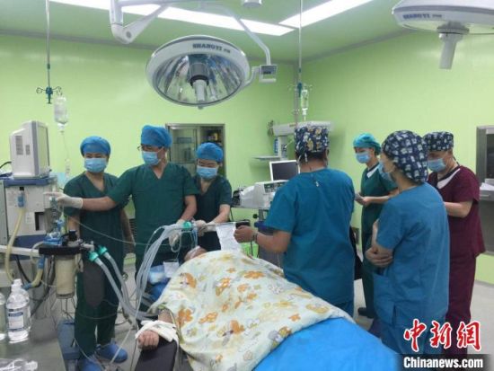 圖為馬少元(左二)為患者做手術(shù)。青海省第四人民醫(yī)院供圖