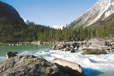 然烏湖美景。圖片由昌都市委宣傳部提供.jpg