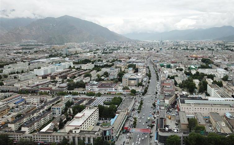 8月10日無人機(jī)拍攝的拉薩城市一景。新華社記者 王益亮 攝.jpg