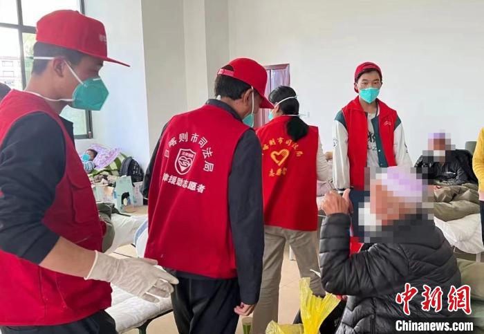 圖為得到妥善安置周到的服務(wù)，患者向志愿者豎起大拇指?！∪湛t市委宣傳部供圖