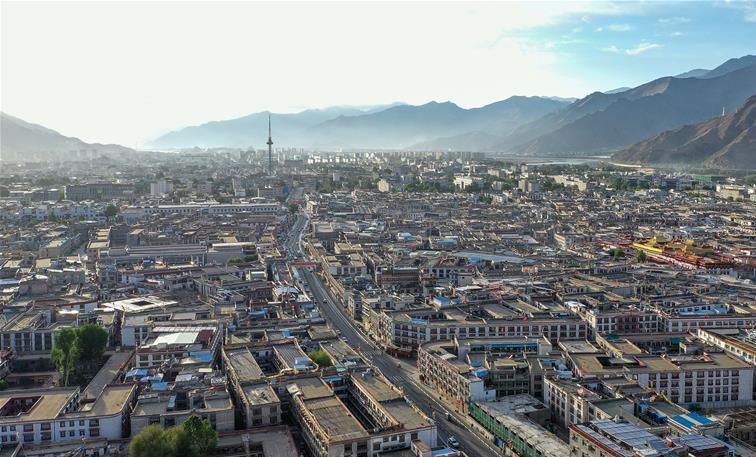 鳥瞰拉薩古城??5??16日無人機(jī)拍攝)???新華社記??? 張汝?? ??.jpg