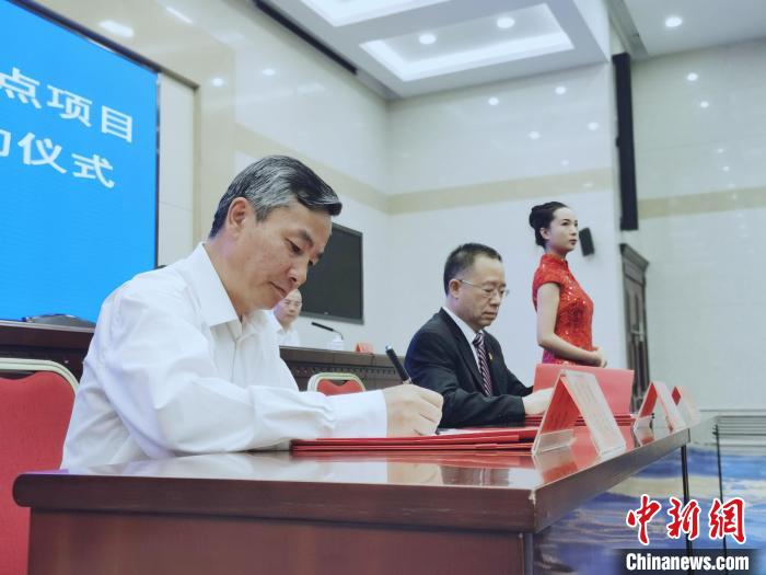 圖為青海省副省長(zhǎng)匡湧(左)簽訂合作共建區(qū)域醫(yī)療中心框架協(xié)議?！?zhí)砀?攝