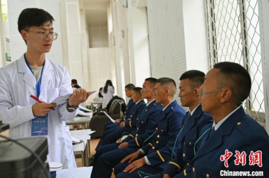 圖為研究團(tuán)隊(duì)成員登記消防員信息?！≮w朗 攝