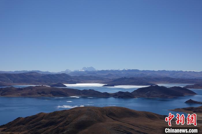 圖為從海拔約5000米的魯日拉觀景臺俯瞰羊湖?！∪轿木?攝