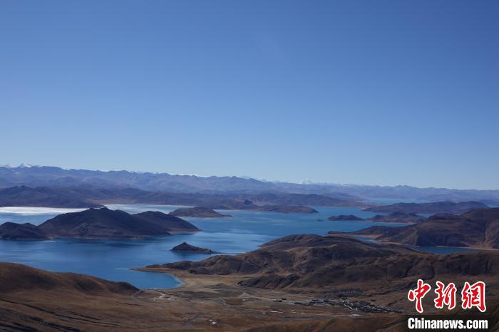 冬日羊卓雍措：湖水湛藍，如詩如畫
