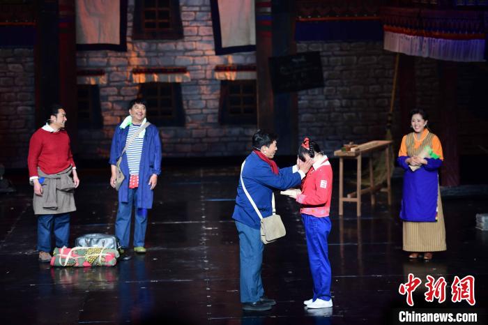 圖為西藏本土話劇《八廓街北院》演出現(xiàn)場?！∝暩聛硭?攝