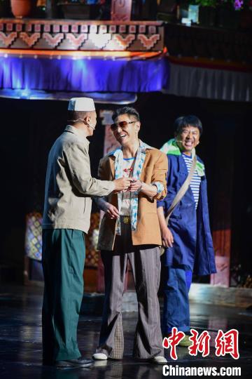 圖為西藏本土話劇《八廓街北院》演出現(xiàn)場。　貢嘎來松 攝