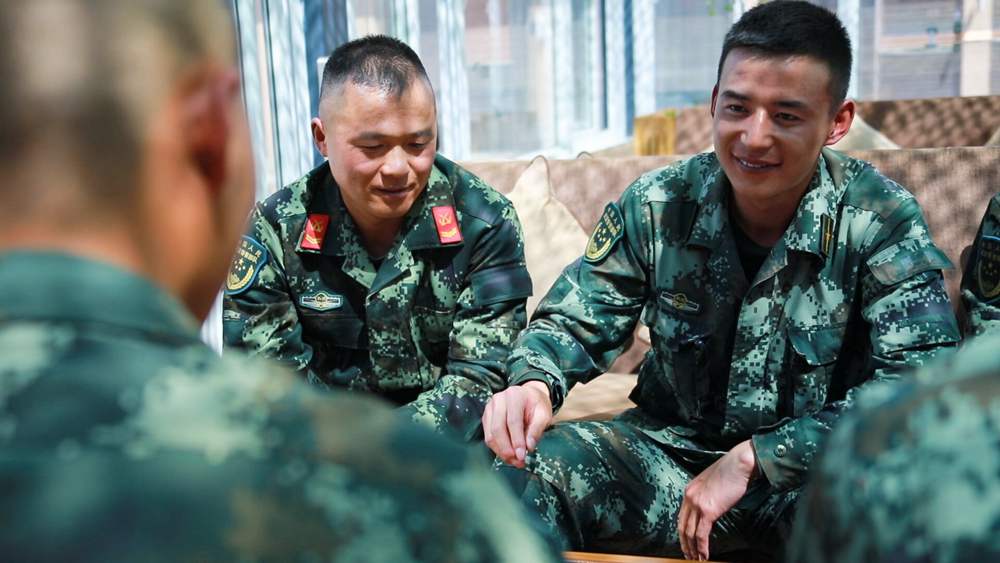 官兵正在陽光棚內(nèi)優(yōu)雅的環(huán)境中下象棋。