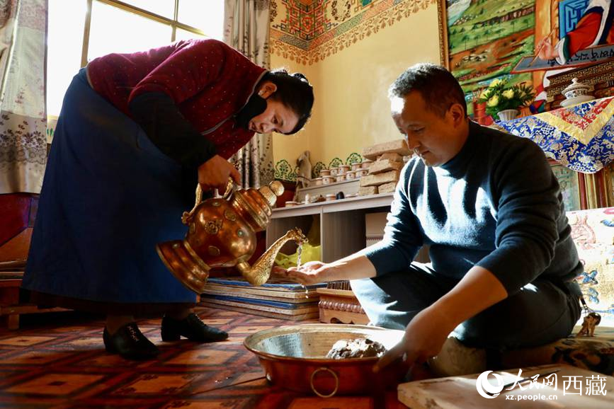 柏木泥與香料糅合成團(tuán)。人民網(wǎng)記者 次仁羅布攝