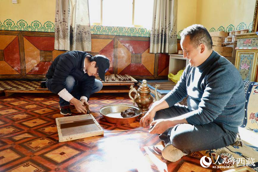 游客正在學(xué)習(xí)制作藏香。人民網(wǎng) 記者次仁羅布攝