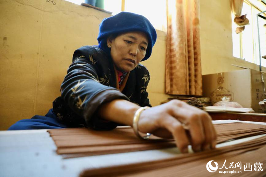 藏香廠的工人們堅(jiān)持手工制作藏香。人民網(wǎng)記者 次仁羅布攝